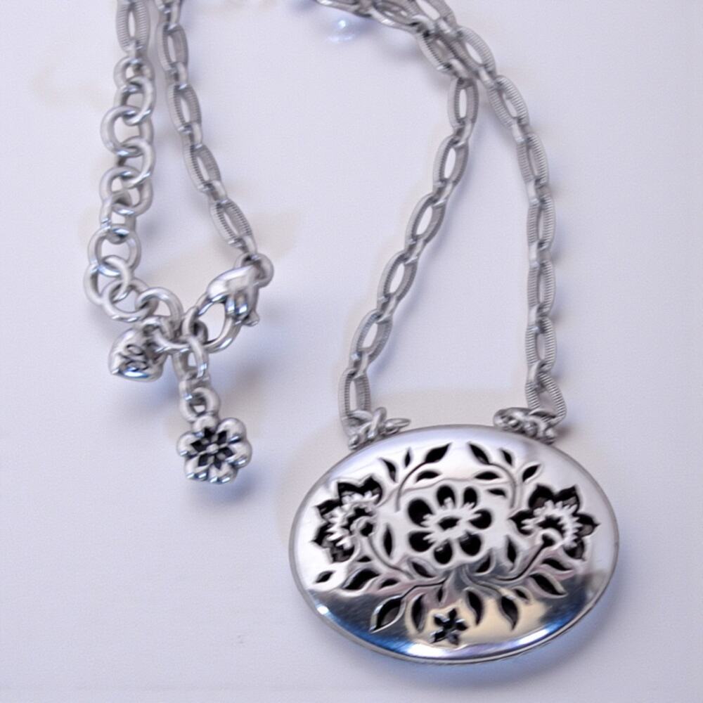 Brighton Cutout Flower Filigree Oval Pendant Necklace Textured Chain Retired - Picture 6 of 8